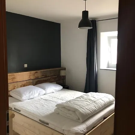 Les Hirondelles De *